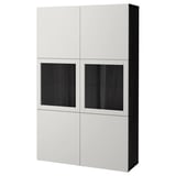 Ett ikea BESTÅ förvaringsskåp i vitt med glasdörrar som erbjuder en modern design med gott om förvaring.
