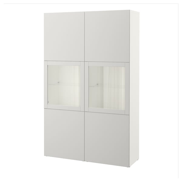 Ett vitt BESTÅ-skåp med blandade massiva och glasdörrar, som erbjuder både förvaring och display.