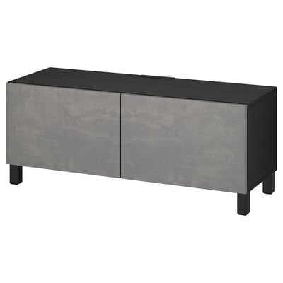 En ikea BESTÅ tv-bänk i svart och grått, med två dörrar och fyrkantiga ben.