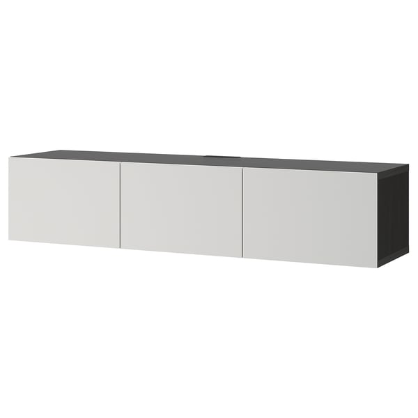 Den här bilden visar en BESTÅ tv-bänk i vitt med en rektangulär form, med tre dörrar med en elegant design, som förvarar och organiserar elektronik.