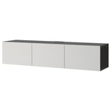 Den här bilden visar en BESTÅ tv-bänk i vitt med en rektangulär form, med tre dörrar med en elegant design, som förvarar och organiserar elektronik.