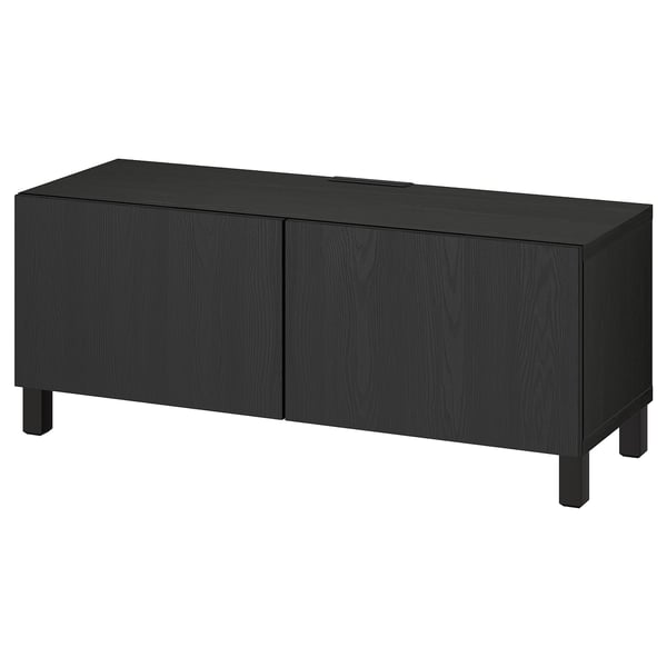 Svart BESTÅ tv-enhet, rektangulär med två dörrar, träkornsstruktur, fyra ben, elegant och modern design.