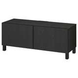 Svart BESTÅ tv-enhet, rektangulär med två dörrar, träkornsstruktur, fyra ben, elegant och modern design.