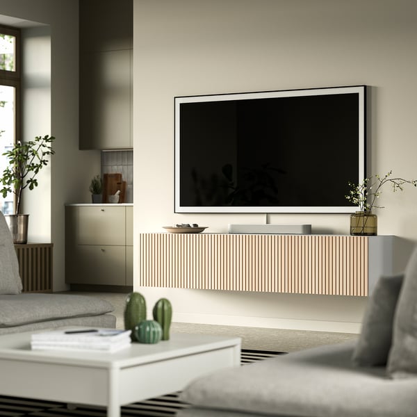 BESTÅ Tv-bänk med dörrar, vit/Björköviken askfaner, 180x42x38 cm