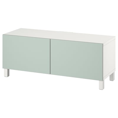 Modern vit tv-bänk med 2 pastellgröna dörrar, minimalistisk design, träben.