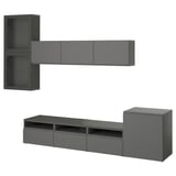 Modern grå BESTÅ tv-bänk, vägghängda skåp och en mediakonsol med lådor och hyllor. Elegant och funktionell design för organiserad förvaring.