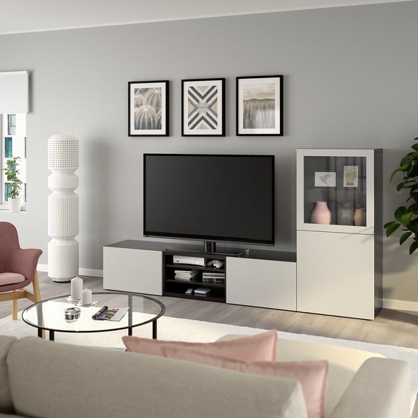 Modernt vardagsrum med BESTÅ tv-förvaring, plattskärms-tv, minimalistisk inredning. Vita möbler kompletterar den ljusa soffan och det ljusa trägolvet.