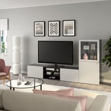 Modernt vardagsrum med BESTÅ tv-förvaring, plattskärms-tv, minimalistisk inredning. Vita möbler kompletterar den ljusa soffan och det ljusa trägolvet.