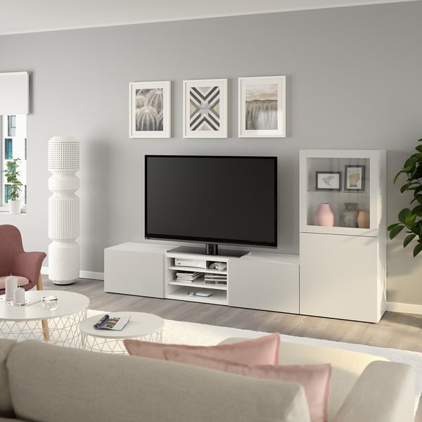 Modernt vardagsrum med BESTÅ tv-bänk, soffa och inredning. Alternativt: modernt vardagsrum med BESTÅ-tv-bänk, soffa och dekorativa föremål.