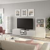 Modernt vardagsrum med BESTÅ tv-bänk, soffa och inredning. Alternativt: modernt vardagsrum med BESTÅ-tv-bänk, soffa och dekorativa föremål.