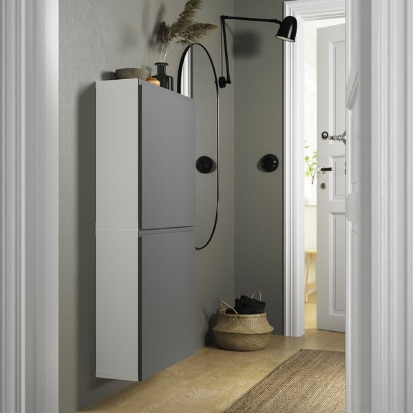 Modern entré med BESTÅ-skåp, lampa.