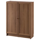 Bokhylla i trä, brun nyans, rektangulär form, design med två dörrar, tillverkad av spån och fiberplatta.