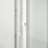 Modernt vitrinskåp, elegant handtag, justerbara hyllor, vit finish.