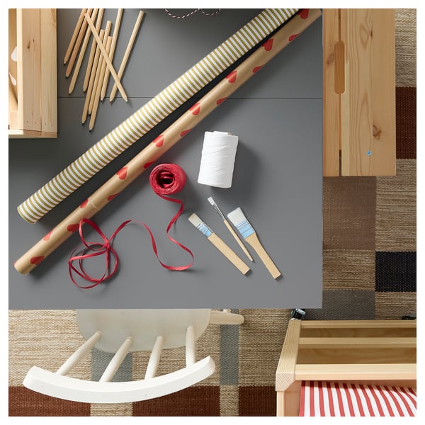 En BLÅLJUS matta i dämpade färger, handvävd av ull och jute. Det är en rustik rutig design som ger värme och karaktär till alla utrymmen.