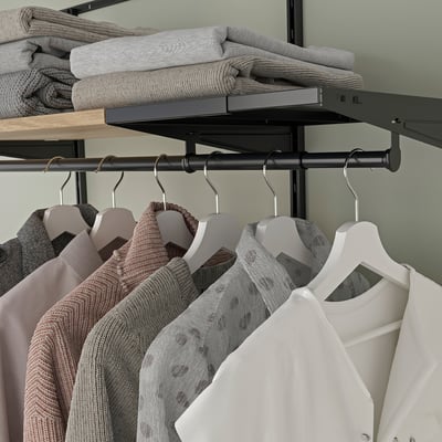 Garderob med justerbara hyllor och galgar som visar snyggt organiserade kläder.