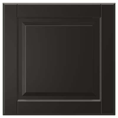 En svart skåpdörr BODBYN med en kvadratisk, fasad paneldesign. Den är slät och glansig med ett modernt, elegant utseende.