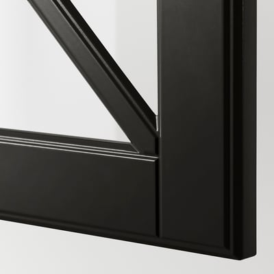 Närbild på dörrkarmen i svart glas BODBYN med eleganta, fasade kanter och slät yta.