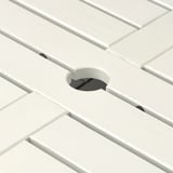 Vitt akaciabord med parasollhål, snygg design, robust konstruktion för utomhusbruk.