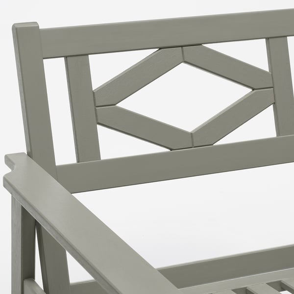 Elegant, grå utomhusbänk med geometriskt ryggstöd som visar upp hållbart hantverk i eukalyptusträ.