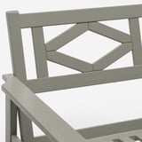 Elegant, grå utomhusbänk med geometriskt ryggstöd som visar upp hållbart hantverk i eukalyptusträ.