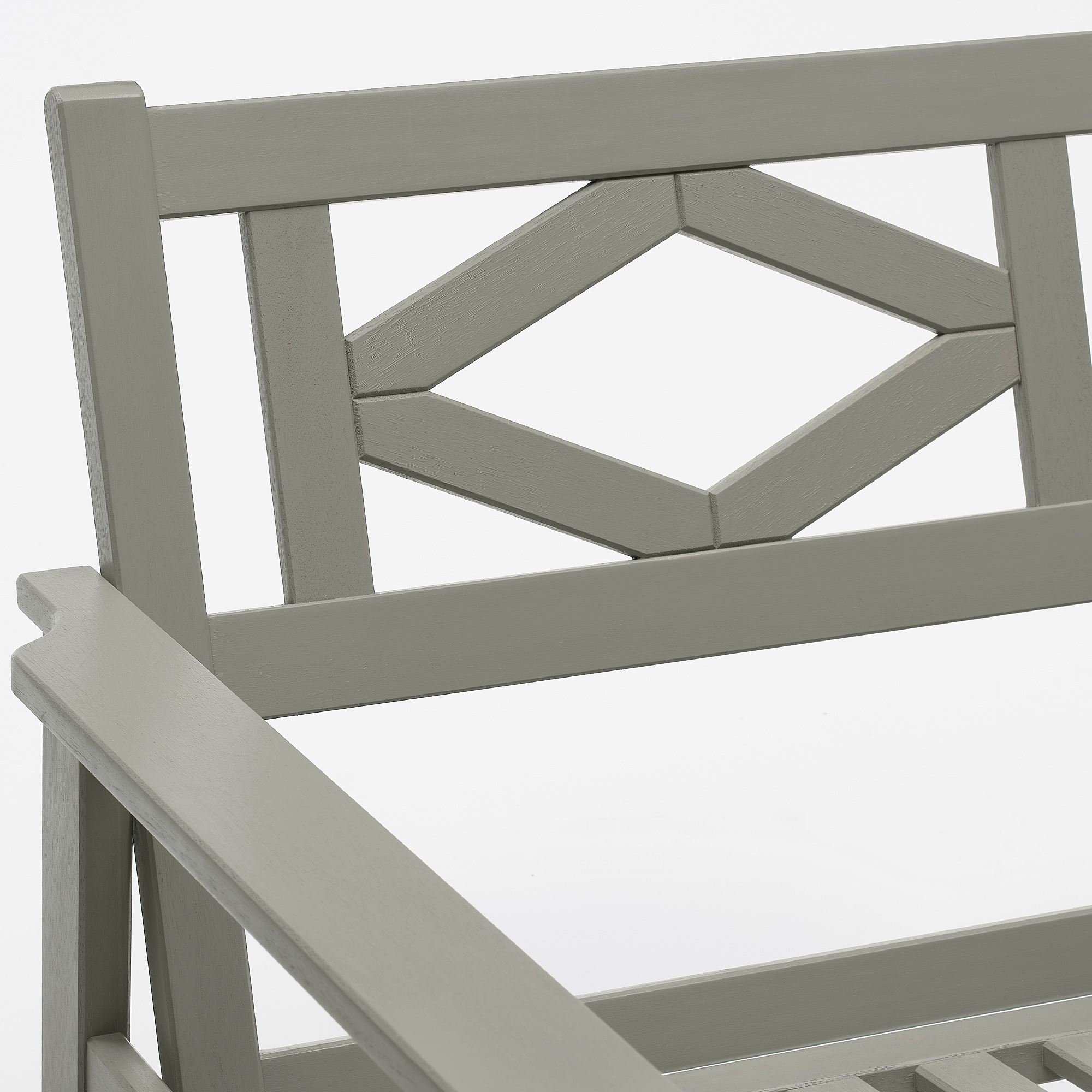 Elegant, grå utomhusbänk med geometriskt ryggstöd som visar upp hållbart hantverk i eukalyptusträ.