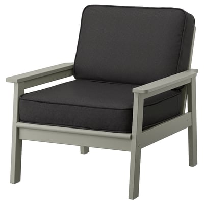 Modern utomhusstol, bondholm, grå med svarta kuddar, metallram, rektangulär form, bekväm design.