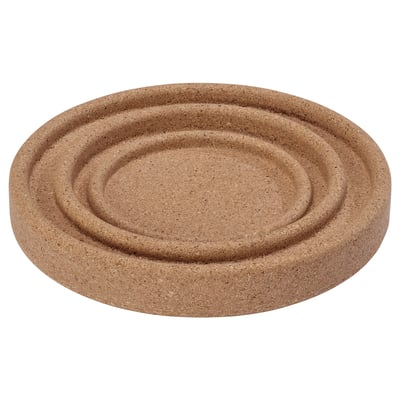 Ett runt korkunderlägg med upphöjd kant, designat för att hålla tallrikar, muggar och skålar, förhindra spill och skydda ytor.