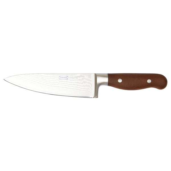 En BRILJERA damaskus kniv i rostfritt stål med trähandtag. Den har ett vasst, böjt blad och en robust design.