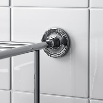 Vägghylla i förkromad metall med handduksstång, rektangulär design.