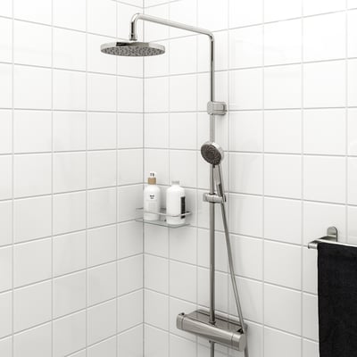 BROGRUND duschkombination: krom, stora overhead och handhållna sprayer, säker design, vitkaklad vägg, minimalistisk stil.