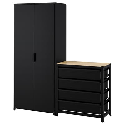 Ett svart BROR förvaringssystem, med ett högskåp och en arbetsbänk med lådor. Båda delarna är gjorda av metall med en elegant, modern design.