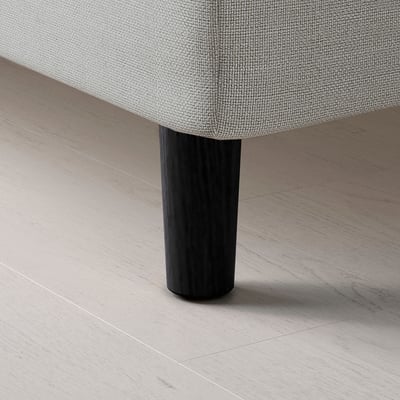 Modern säng med eleganta, robusta träben som visar upp kvalitetshantverk och design.