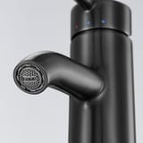 Modern svart kran med elegant design, med en böjd pip och metallisk finish, vilket indikerar hög kvalitet och hållbarhet.