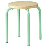 En rund, ljusgrön DOMSTEN-pall med sits i trä och metallben. Den är stapelbar och har en modern design.