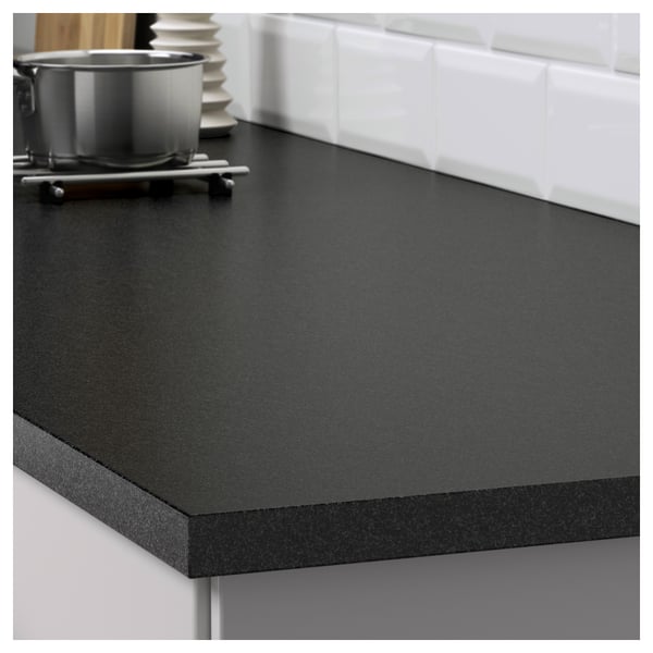 Modern bänkskiva i svart laminat, hållbar och lätt att rengöra. Elegant kant för moderna kök.