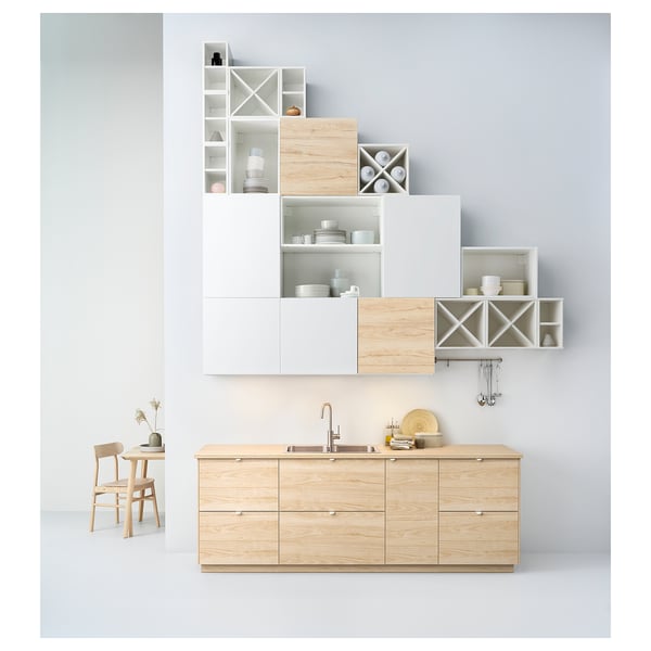 Modernt minimalistiskt kök med specialanpassad EKBACKEN bänkskiva i ljust trä. Vita skåp, inbyggd diskho och diskställ.
