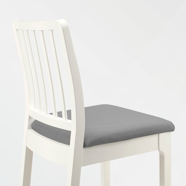 En vit trästol med en grå vadderad sits, snygg och bekväm.