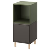Förvaringsmöbeln EKET: grön och grå, öppna och stängda hyllor, ben i ljust trä, modern design.