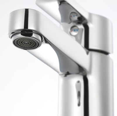 Modern kromad badrumsblandare med elegant kurva, metallisk kropp, spakhandtag.