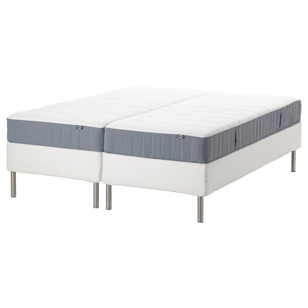 IKEA ESPEVÄR/VESTERÖY grå och vita madrasser på vit sängram.