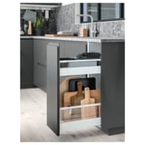 Modern kökslåda med push-to-open, minimalistisk design, grå, innehåller skärbrädor och kylställ.