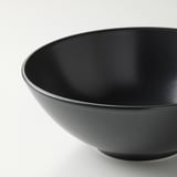 Elegant skål i svart stengods, slät finish. Perfekt för måltider med modern enkelhet.