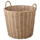 Variant: En rund FLODBJÖRK flätad korg i beige. Den är handgjord av slitstark plastrotting, designad för både inomhus- och utomhusbruk, med två handtag på toppen.