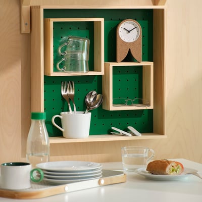 FLODKRÄFTA klocka: kropp av brun kork, vit rund urtavla, svarta visare, modern minimalistisk design.