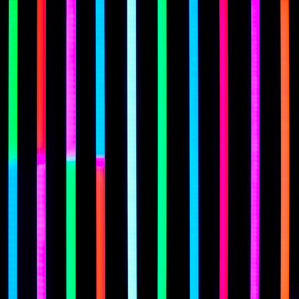Vertikala ränder i livfulla neonfärger på svart bakgrund, som visar högkvalitativa, livfulla LED-lampor.