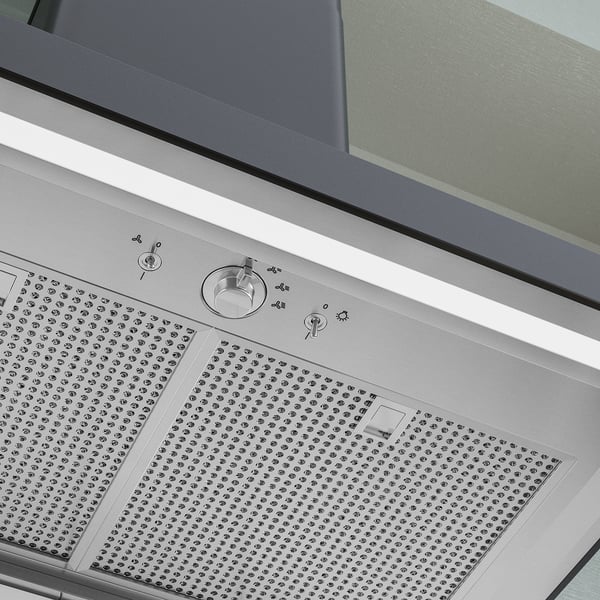 Spiskåpa i rostfritt stål med cirkulära kontroller och LED-ljus, modern design.
