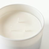 Närbild av högkvalitativt 3-veke doftljus i glas med fräsch, ren doft.