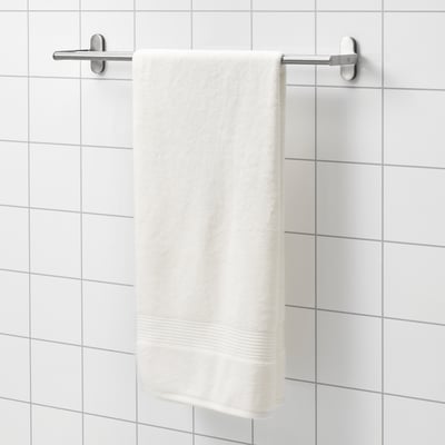 Vit FREDRIKSJÖN handduk på rostfri stång.