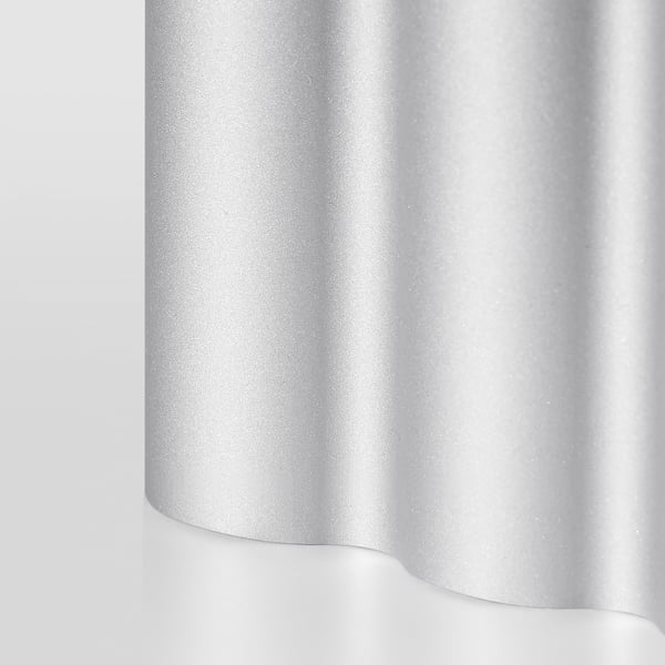 Silver cylindrisk lampa med slät, matt yta; elegant design; avger ett mjukt ljus.