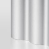 Silver cylindrisk lampa med slät, matt yta; elegant design; avger ett mjukt ljus.